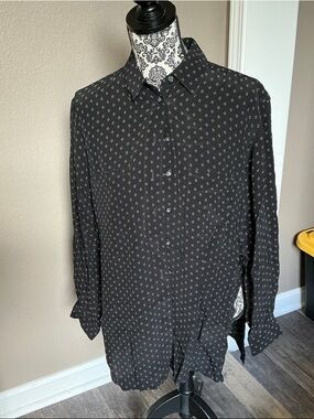 Jones New York Black Button-Down Shirt with Subtle White Geometric Print Size 10